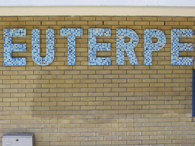 906490 Afbeelding van de mozaïekletters 'EUTERPE', naast de entree van een flatgebouw aan de Euterpedreef te Utrecht.